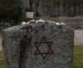 Bild: Marc Rothballer
Auf dem KZ-Friedhof in Neunburg vorm Wald liegen auch jene 18 Toten aus Weiherhammer, die im Herbst 1949 exhumiert wurden. Insgesamt sind dort über 600 Personen begraben, die auf den Todesmärschen und -transporten durch die nordöstliche Oberpfalz starben.