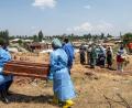 Bild: Moses Sawasawa/AP/dpa
Verstorbene Ebola-Patienten sind hochansteckend und müssen unter besonderen Sicherheitsvorkehrungen beigesetzt werden. (Archivbild)