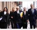 Bild: Joel Carrett/AAP/dpa
Im Fall einer wegen dreifachen Mordes mit Giftpilzen zu lebenslanger Haft verurteilten Frau hat in Australien die Berufungsverhandlung begonnen. Die Anwälte (Bild) beanstanden Verfahrensfehler.