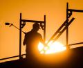 Bild: Julian Stratenschulte/dpa/dpa-tmn
Für jemanden auf einem Gerüst könne nachlassende Konzentration schwerwiegende Folgen haben, so DGUV-Hauptgeschäftsführer Fasshauer. (Symbolbild)