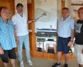Bild: Josef Rosner
Alt-Bürgermeister Klaus Meyer (von links), Bürgermeister Tomáš Linda (Lipová), Bürgermeister Christian Hebert und Jiri Malinak (Lipová), beim Betrachten der Pläne und Visionen der Prager Studenten.