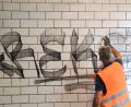 Bild: Klaus-Dietmar Gabbert/dpa
Die Deutsche Bahn setzt seit einigen Wochen mobile Handwerkerteams ein, die sich auch um die Beseitigung von Graffiti in Bahnhöfen kümmern sollen. (Archivbild)