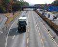 Bild: Sascha Thelen/dpa
Fast alle Bundesländer haben das Fahrverbot für Lkw an Sonn- und Feiertagen vorübergehend aufgehoben.