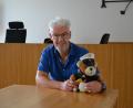 Bild: as
Der Polizeiteddy und Pinguin Bobo waren für Familienrichter Peter Neuner oft wertvolle Eisbrecher, um ins Gespräch mit Kindern zu kommen, wenn es um ihr Wohl und das Sorgerecht ging. Die beiden Stofftiere nimmt er Ende August mit in den Ruhestand.
