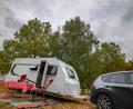 Bild: Christoph Reichwein/dpa
Ein Wohnwagen vor den Düsseldorfer Messehallen.
