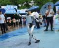 Bild: Han Chuanhao/XinHua/dpa
Ein von Unitree entwickelter Roboter führt einen Tanz vor. (Archivbild)