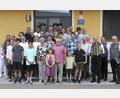 Bild: Josef Böhm
Seinen 80. Geburtstag feierte Metzgermeister Matthias Pirzer (vorne Mitte) zusammen mit Ehefrau Anneliese (links daneben), Kindern, Enkelkindern, Geistlichen, Bürgermeister, Vereinsvertretern und Freunden. Der „Murachtaler Dreigesang“ (rechts) begleitete die Geburtstagsfeier mit schönen, bodenständigen Liedern.