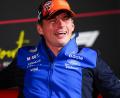 Bild: David Davies/PA Wire/dpa
Er hat gut lachen: Der neue Vertrag ist fix.