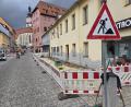 Bild: Tobias Gräf
Auf Höhe von Elektro Erras und auf der anderen Seite vor dem Genussladen Ottmann wird der Gehweg saniert. Fußgänger müssen teils auf die Straße ausweichen.