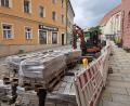 Bild: Tobias Gräf
Der Bereich vor dem Rathaus dient aktuell als Lagerfläche für Pflastersteine und Baumaschinen.