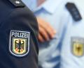 Symbolbild: Friso Gentsch/dpa
Bei Grenzkontrollen auf der A 6 bei Waidhaus vollstreckt die Bundespolizei zwei Haftbefehle. Beide Personen begleichen ihre Justizschulden und entgehen der Haft.