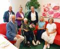 Bild: Oswald Zintl
Im Bild von links zweiter Bürgermeister Helmut Härtl, dahinter der Seniorenbeauftragte Gerhard Weber, Jubilarin Margot Brendel, dahinter Martha Kuhbandner, Neffe Norbert Sauer und dessen Lebensgefährtin Eveline Wolf sowie Natalja Kiel vom Senioren-Servicehaus.