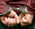 Archivbild: Sven Hoppe/dpa
Die Handfesseln bleiben: Ein zweiter Beschuldigter muss in Untersuchungshaft bleiben, obwohl der andere gegen Auflagen in Freiheit durfte.