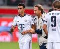 Bild: Harry Langer/DeFodi/dpa/dpa
„Mental stark bleiben“: Jamal Musiala verlässt nach seinem Zusammenbruch in Heidenheim den Platz in Begleitung eines Teamarztes.