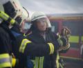 Bild: Katharina Kausche/dpa pool/dpa
Bundesinnenminister Alexander Dobrindt (CSU) versucht sich als Feuerwehrmann.