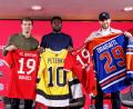 Bild: Matthias Balk/dpa
Fußball und Eishockey als Partner: Die deutschen Eishockeystars John-Jason Peterka (l) und Leon Draisaitl (r) mit dem kanadischen Bayern-Profi Alphonso Davies.