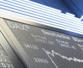 Symbolbild: Hannes P Albert/dpa
Viele Menschen legen Geld an der Börse an, besonders beliebt: börsengehandelte Indexfonds, sogenannte ETFs.
