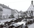 Bild: Richard Schertl / Archiv Sepp Strobl
Der Hirschauer Weihnachtsmarkt im Jahr 1948: In der Häuserzeile im Hintergrund befindet sich der damalige Geschäftssitz von Conrad.