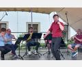 Bild: Helmut Kunz
Juri Tetzlaff moderiert die Geschichte von Peter und dem Wolf im Innenhof des Waldsassener Kastens in Weiden.
