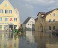 Bild: -/Feuerwehr Greding/dpa
In Greding stand der Marktplatz unter Wasser.