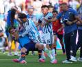 Bild: Julio Cortez/AP/dpa
Gavi (l) und Leandro Paredes (2.v.l.) gerieten nach dem WM-Finale aneinander. (Archivbild)