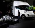 Bild: Julian Stratenschulte/dpa
Tesla stellte den Elektro-Sattelschlepper bereits 2017 vor. (Archivbild)