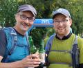 Archivbild: Martin Franitza
100 Kilometer in unter 24 Stunden. Diese beiden stolzen Teilnehmer (Archivbild) haben den Weg durch die Hölle geschafft. Ein Bierchen im Ziel als Belohnung weckt die Lebensgeister.
