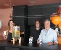Bild: Ina Bogner
Energie kann man auch trinken. Beim der Premiere von "I AM Energy" servieren die Amberger Stadtwerke energiegeladene Erfrischungsdrinks. Im Bild (von links) Karoline Gajek-Scheuck, Leitung Marketing/Unternehmenskommunikation Stadtwerke Amberg, Stefan Mühleisen, Vorsitzender Stadtmarketing Amberg, und Thomas Eichenseher, Zweiter Vorsitzender Stadtmarketing Amberg.