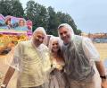 Bild: mcl
Besucher tragen Ponchos, um sich beim Anstehen vor dem Regen zu schützen.