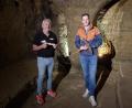 Bild: Eva Kreuzer
Gästeführer Andreas Allacher (links) hat eine lange Schulung durchlaufen, um kompetent durch die Felsenkeller führen zu können. Der Leiter des Tourismusbüros Schwandorf, Maximilian Lohse, zeigt, dass es bei der Führung für Kinder auch etwas, wie hier eine Spitzhacke, zum anfassen gibt.