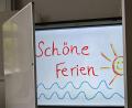 Bild: Jens Kalaene/dpa
„Schöne Ferien“ steht auf einer Smartboard-Tafel. Wie schön werden diese Ferien, wenn nach der Affenhitze sofort der Herbst kommt? Aber wir wollen positiv bleiben.