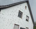 Bild: Erich Hans
Die Hausfassade von Erich Hans in Steinberg am See ist völlig durchlöchert von den Einschlägen der Hagelkörner.