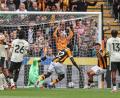 Bild: Alfie Cosgrove/News Images via ZUMA Press Wire/dpa
Nobel Mendy (M) von Hull City erzielt das 2:0 gegen Manchester United.