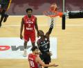 Bild: Matthias Stickel/dpa
Dennis Schröder (r) und die deutschen Basketballer haben den Supercup gewonnen.