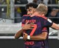 Bild: Bernd Thissen/dpa
Neuzugang Nathaniel Brown erzielte die Bayern-Führung und wird von Konrad Laimer beglückwünscht.