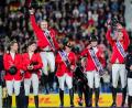 Bild: Rolf Vennenbernd/dpa
Die deutschen Reiter jubeln über die Goldmedaille.