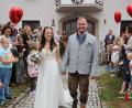 Bild: Konrad Rosner
Frisch verheiratet: Freudestrahlend durchschreiten Celina und Patrick Sporrer das Ehrenspalier.