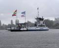 Bild: Wolf von Dewitz/dpa
Die meisten Rheinfähren fahren wieder, allzu viele Passagiere sind bei wechselhaftem Wetter aber nicht an Bord: Hier ein Blick auf die Fähre von Düsseldorf-Urdenbach nach Zons.