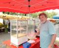 Bild: ui
Seit über 40 Jahren baut Dirk Lücke seinen kleinen Stand mit selbst hergestelltem Ziegenkäse Samstag für Samstag auf dem Weidener Wochenmarkt auf. Zum Jahresende hat er seinen Rückzug aus Altersgründen angekündigt.