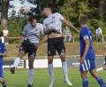 Bild: Hans Mark
Zwei Nabburger Spieler verpassen den Ball: Der TV Nabburg führte bis zur 78. Minute mit 5:1 und musste am Ende trotz doppelter Überzahl froh über den 6:4-Heimsieg gegen den SV 08 Auerbach sein.