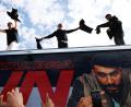 Bild: Carsten Koall/dpa
Die Rapper Lacazette, Capital Bra und Samra werfen bei einer Fanaktion in Kreuzberg T-Shirts von einem Tourbus.