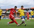 Bild: Swen Pförtner/dpa
Rani Khedira von Union Berlin (l) und Max Marie von Eintracht Braunschweig im Zweikampf.
