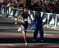 Bild: Natacha Pisarenko/AP/dpa
Der Äthiopier Yomif Kejelcha hat in Buenos Aires den Halbmarathon-Weltrekord unterboten.