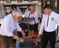 Bild: Konrad Rosner
Mit einem gekonnten Doppelschlag zapfte Bürgermeister Robert Lindner (links) das Fass Freibier an. Auch Niklas Schönberger (rechts), Vorsitzender des Burschenvereins, stand bereit.