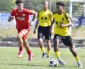 Archivbild: Hubert Ziegler
Jamario Carswell (Mitte) und der FC Amberg durften am Freitagabend über einen verdienten 3:0-Auswärtssieg beim 1. FC Bad Kötzting jubeln.