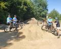 Bild: Lisa Sebald
Die Jugendlichen und Mitglieder des Radsportvereins Concordia in Windischeschenbach machen sich bereit: auf dem Gelände neben dem Freibad und den Fußballplätzen der SpVgg Windischeschenbach entsteht ein Pumptrack für Mountainbiker.