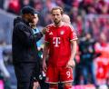 Bild: Tom Weller/dpa
Harry Kane (r) ist „Fußballer des Jahres“, sein Trainer Vincent Kompany wurde ebenfalls gewürdigt. (Archivbild)