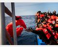 Bild: Maria Giulia Trombini/Sea-Watch/dpa
Auf dem Mittelmeer geraten immer wieder Flüchtlinge in Seenot.