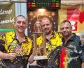 Bild: Karl Ziegler
Im 501 Master Out der Teams triumphieren Petr Krivka aus Tschechien und Andreas Grenz aus Hof, Gratulationen kamen von Vize-Vorsitzenden Thomas Bösl (von links).