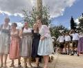 Bild: gri
Die Kirwamoidln beim "Gstanzl"-Singen unter dem Kirwabaum in Etsdorf.